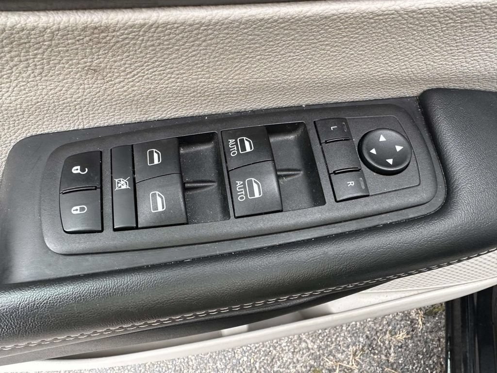 Used 2023 Chrysler Pacifica Touring-L FWD image 9