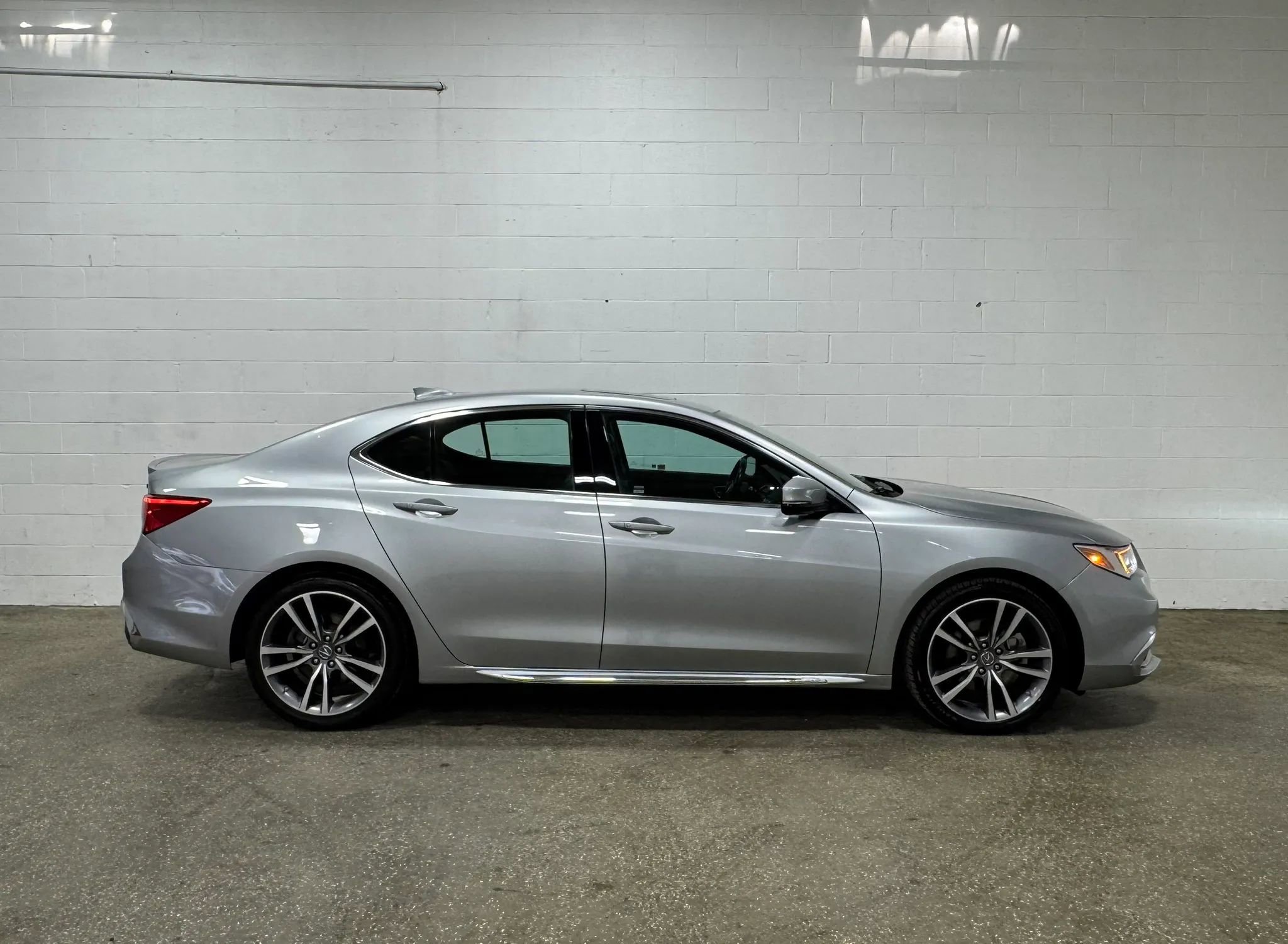Used 2019 Acura TLX V6 SH-AWD w/ Advance Package image 2