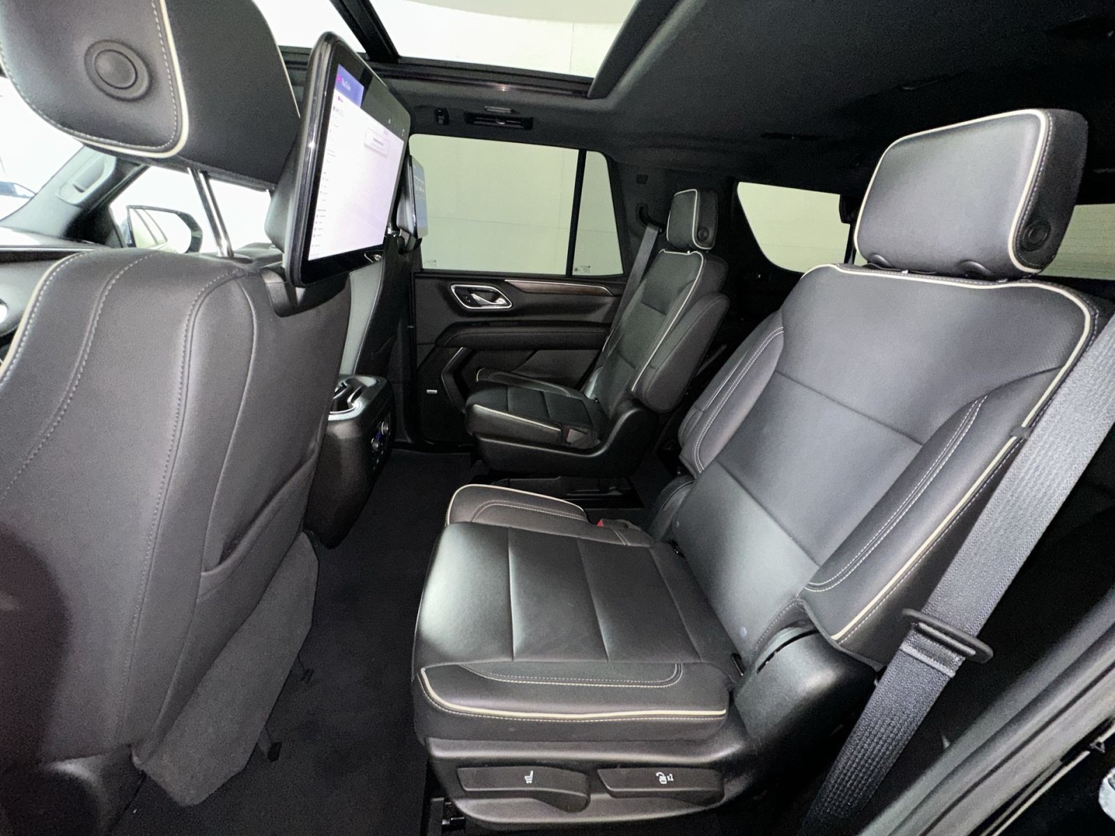 Used 2023 Chevrolet Tahoe Premier AWD/4WD image 25