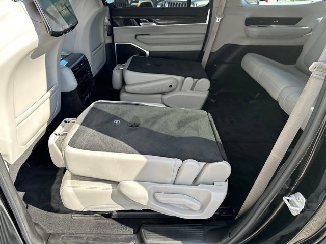 Used 2022 Jeep Wagoneer Series III w/ Convenience Group I AWD/4WD image 16