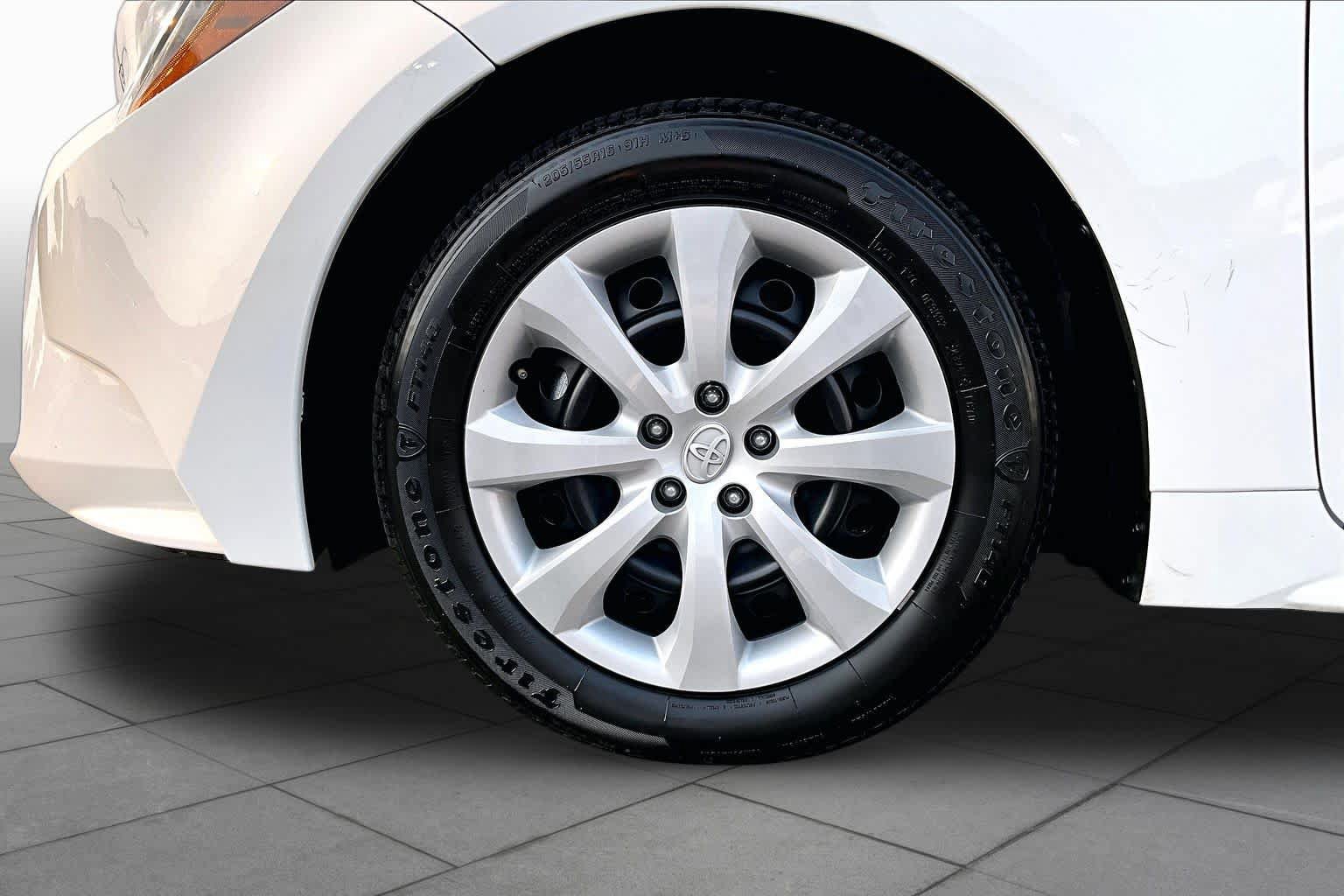 Used 2025 Toyota Corolla LE FWD image 11