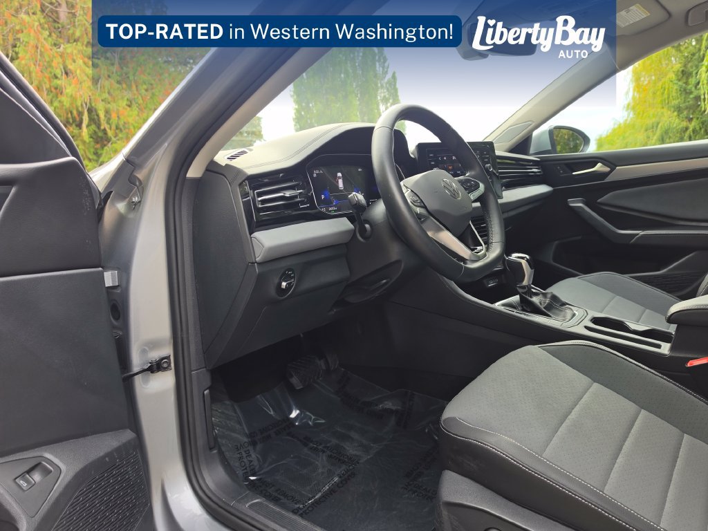 Used 2025 Volkswagen Jetta SE FWD image 9