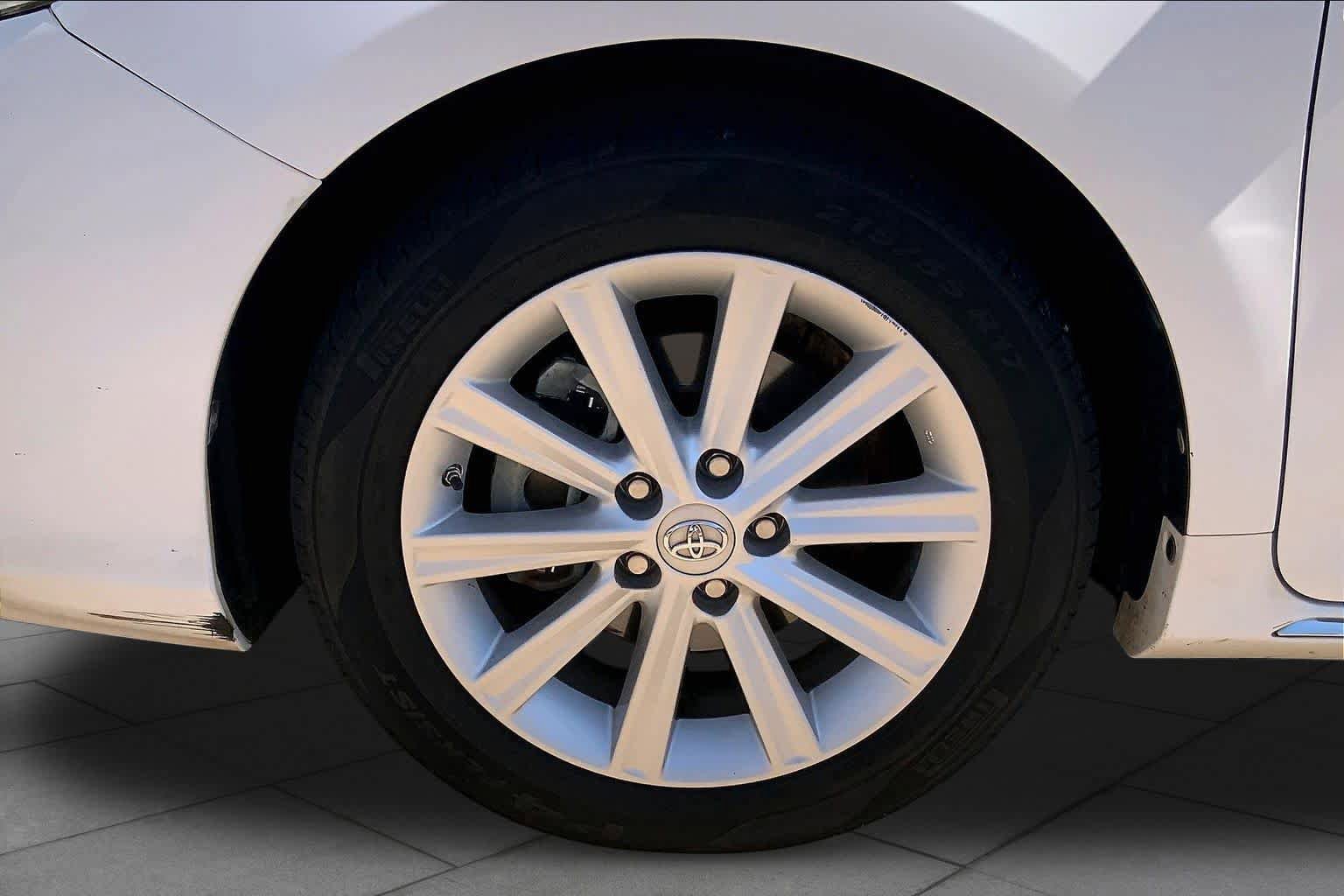 Used 2014 Toyota Camry XLE FWD image 11