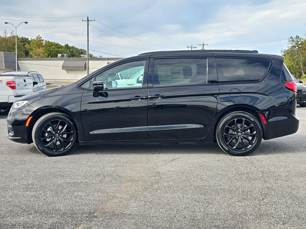 New 2026 Chrysler Pacifica Select image 4