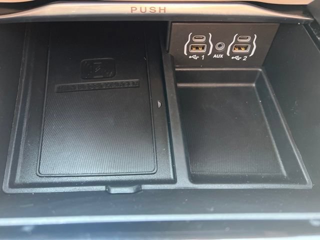 Used 2024 Chrysler Pacifica Limited AWD/4WD image 13