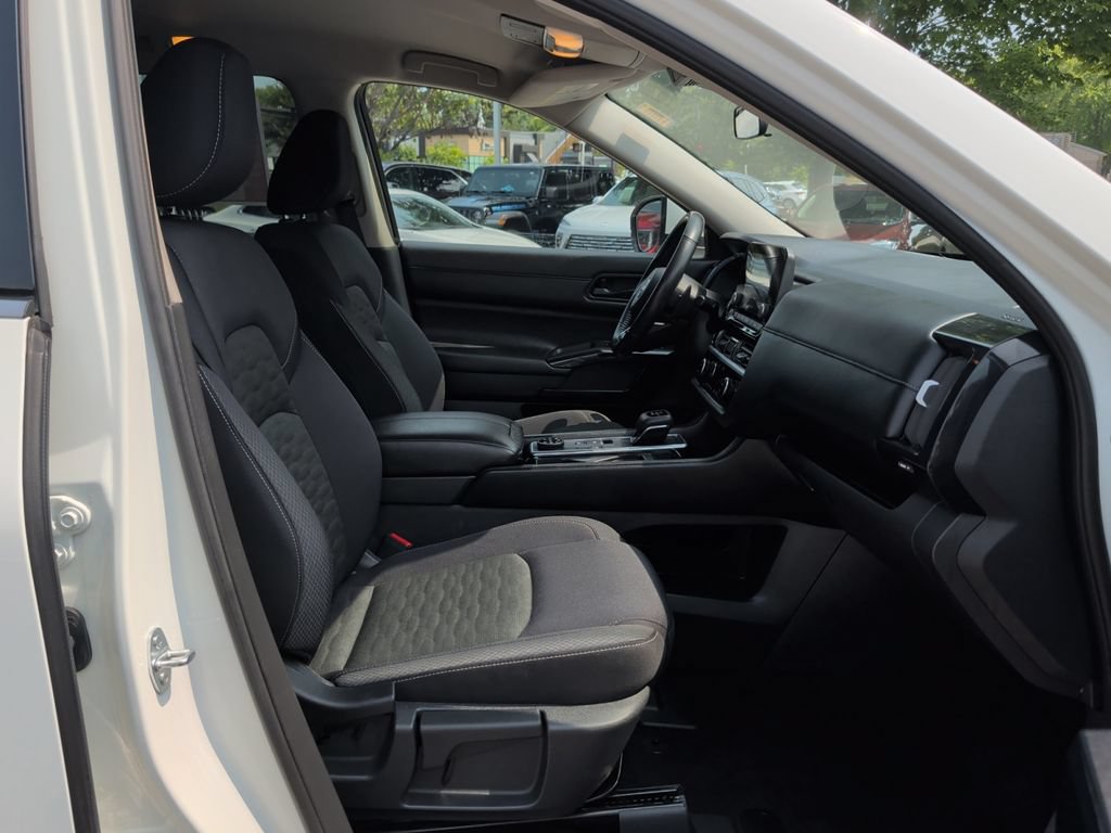 Used 2025 Nissan Pathfinder SV AWD/4WD image 37