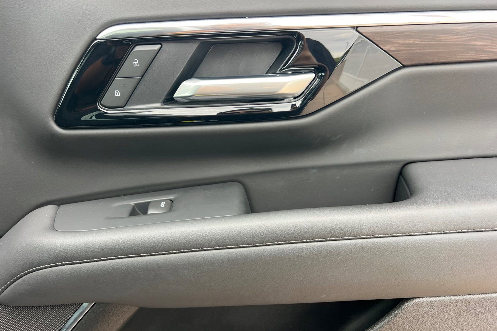 Used 2025 Chevrolet Suburban LT w/ Comfort Package image 21