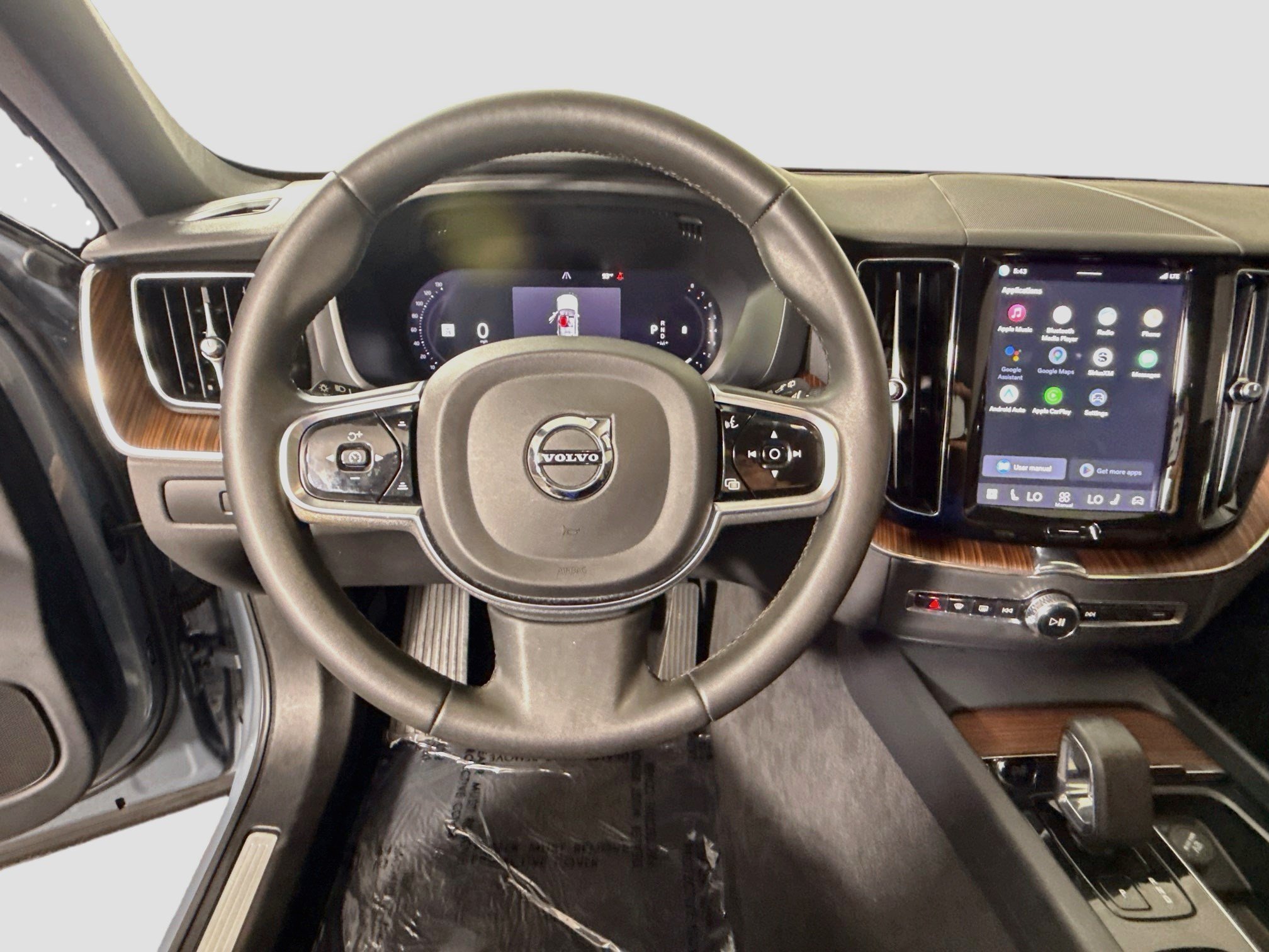 Used 2023 Volvo XC60 B5 Plus FWD image 13