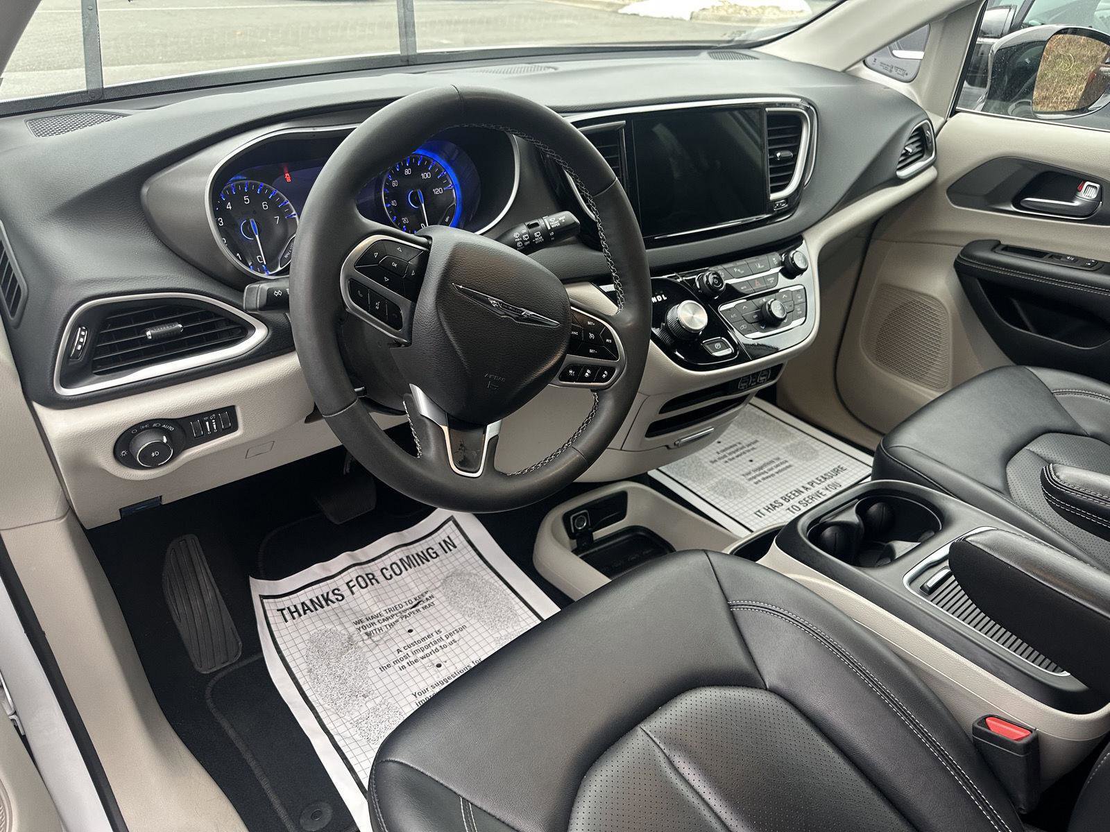 Used 2024 Chrysler Pacifica Touring-L image 7