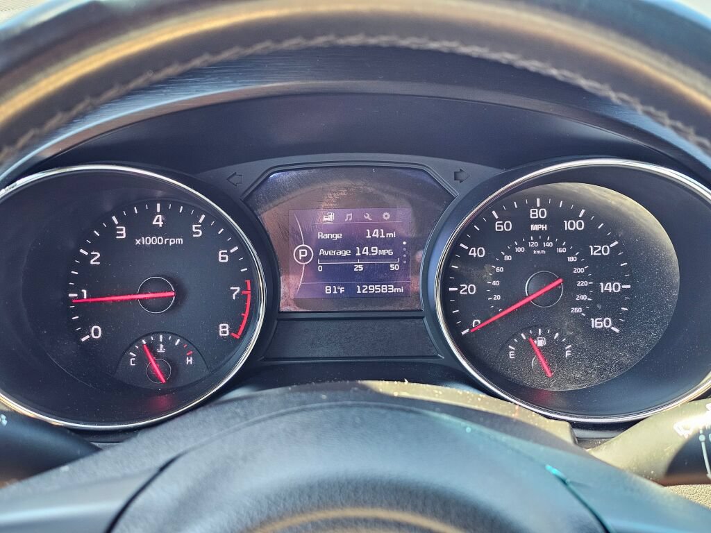 Used 2017 Kia Sedona LX w/ LX Essentials Premium Package FWD image 12