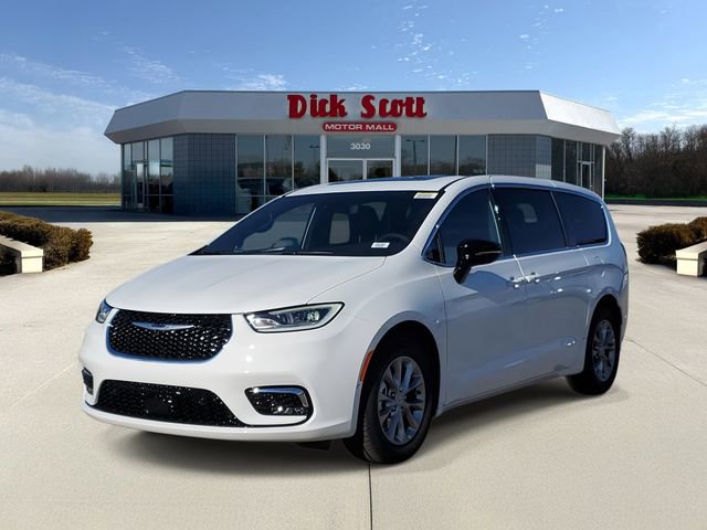 New 2026 Chrysler Pacifica Limited w/ Trailer Tow Group image 2