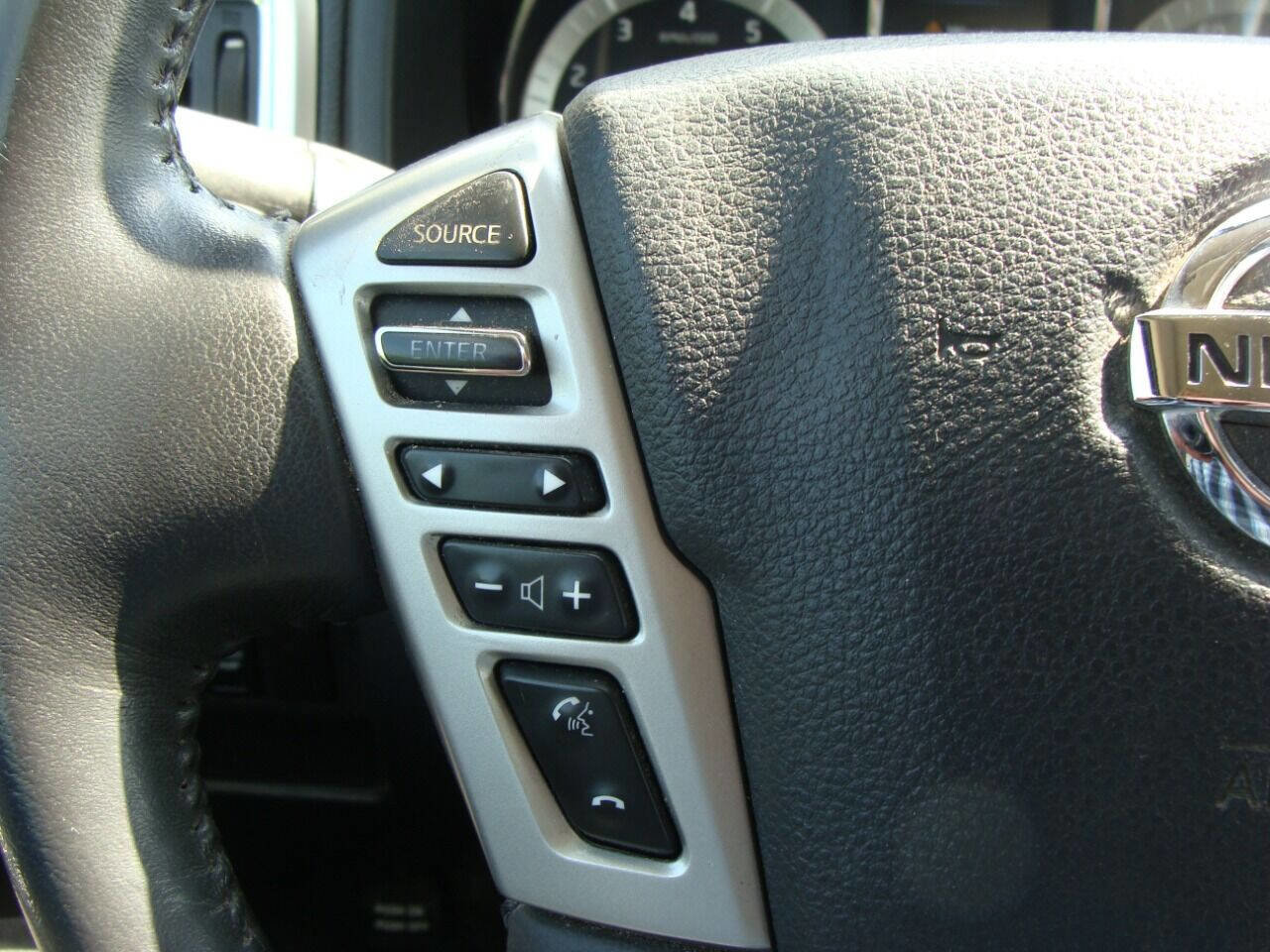 Used 2018 Nissan Titan SV w/ SV Convenience Package image 9