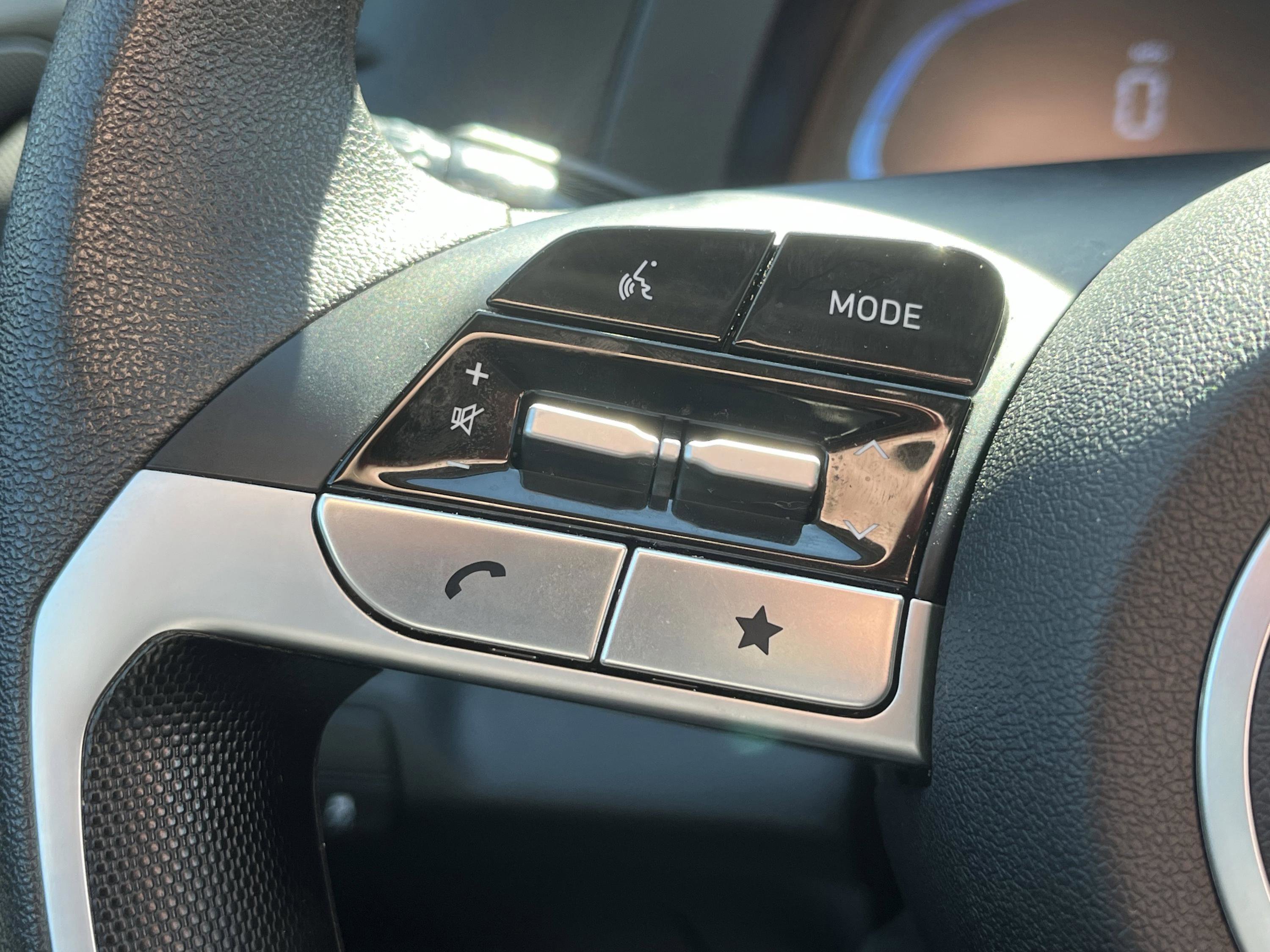 Used 2025 Hyundai Elantra SE w/ Cargo Package image 16