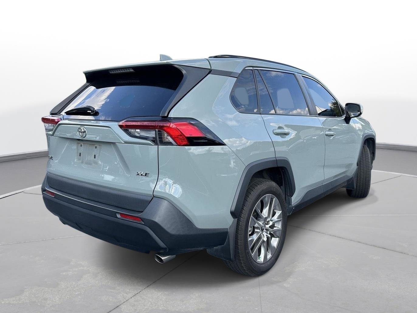 Used 2019 Toyota RAV4 XLE Premium FWD image 6