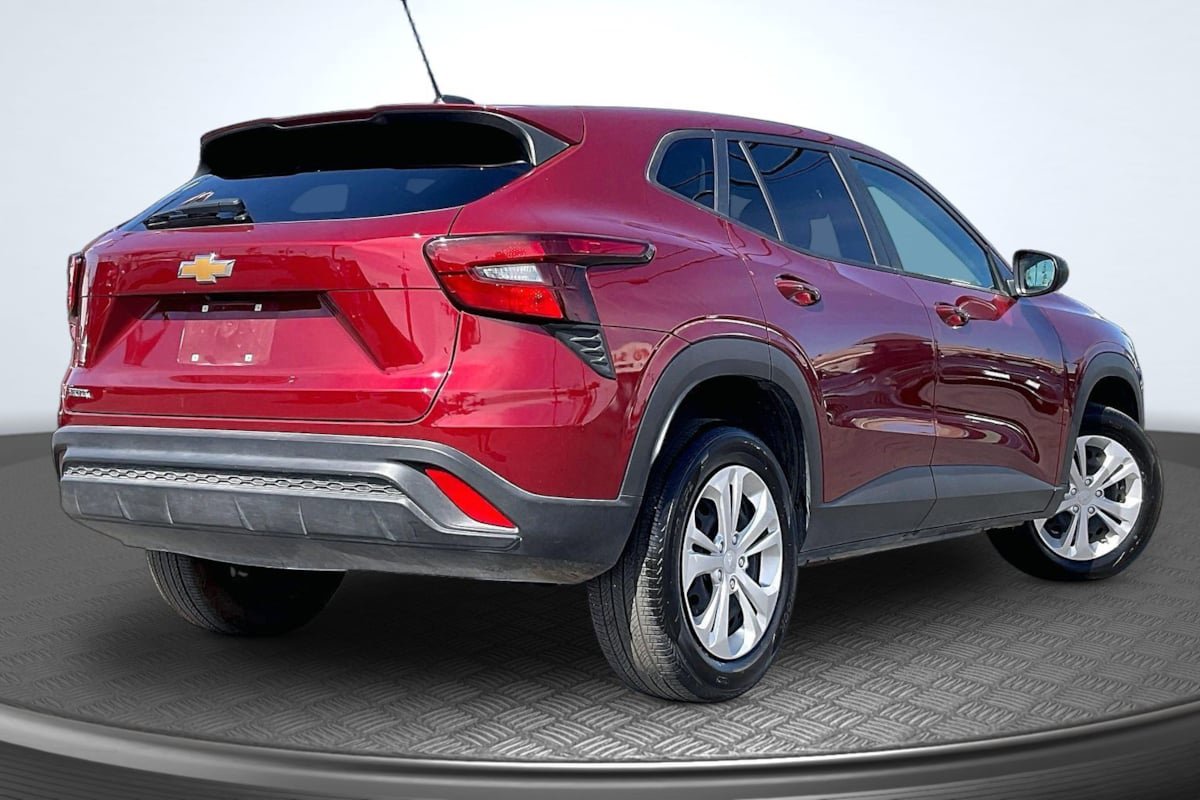 Used 2025 Chevrolet Trax LS FWD image 13