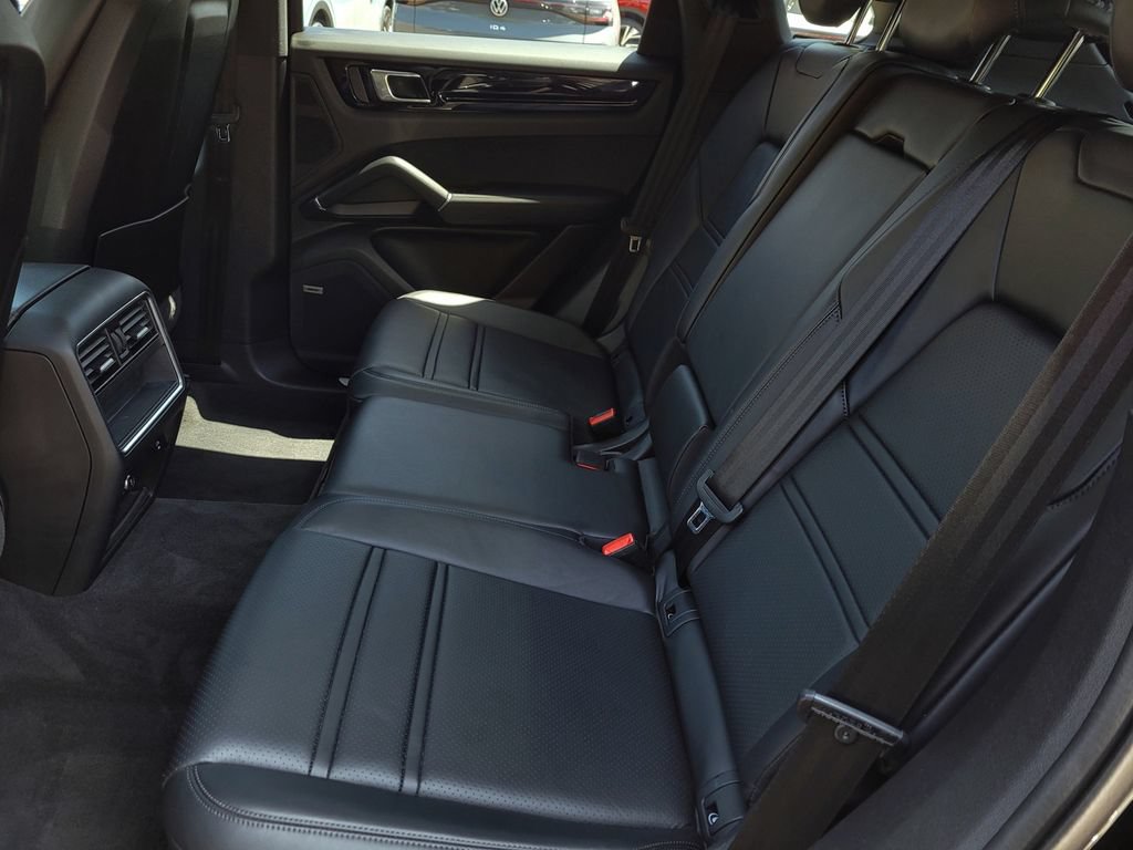 Used 2022 Porsche Cayenne w/ Premium Package AWD/4WD image 12