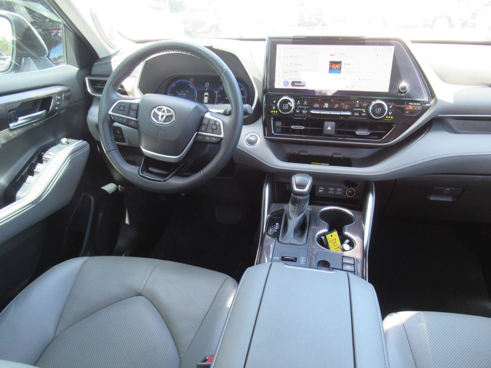 Used 2023 Toyota Highlander Limited FWD image 14