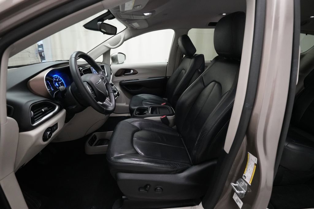 Used 2018 Chrysler Pacifica Touring-L w/ Premium Audio Group image 7