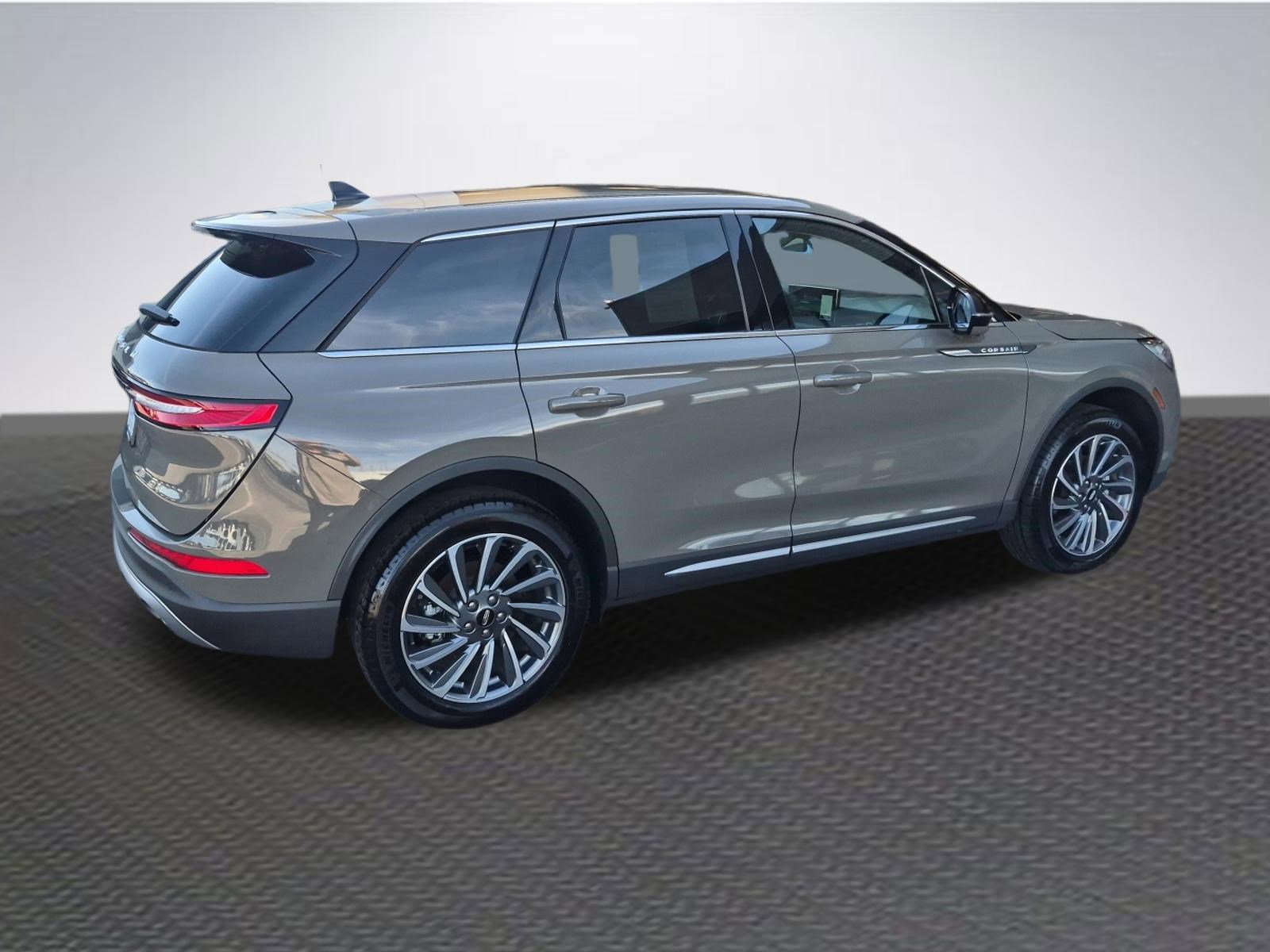 Used 2025 Lincoln Corsair Reserve w/ Towing Package image 4