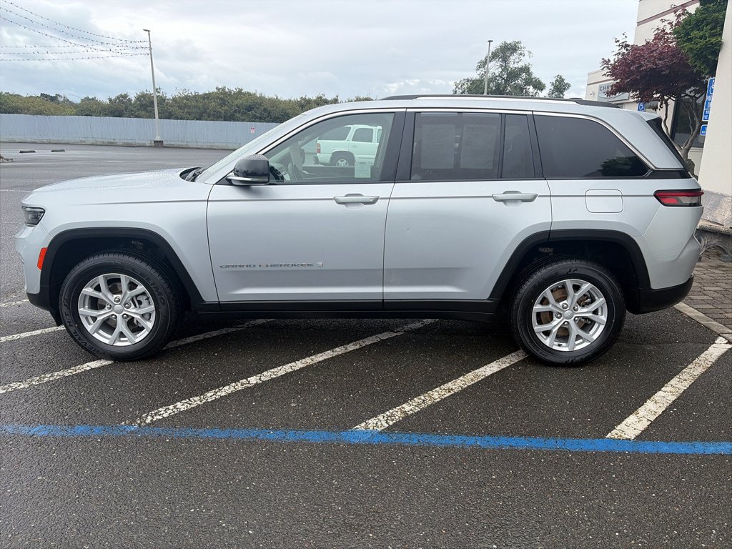 Used 2023 Jeep Grand Cherokee Limited AWD/4WD image 6