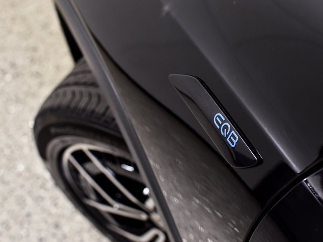 Used 2022 Mercedes-Benz EQB 300 4MATIC image 17