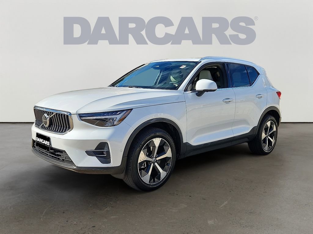 Used 2023 Volvo XC40 B5 Plus w/ Driver Assist Package image 3