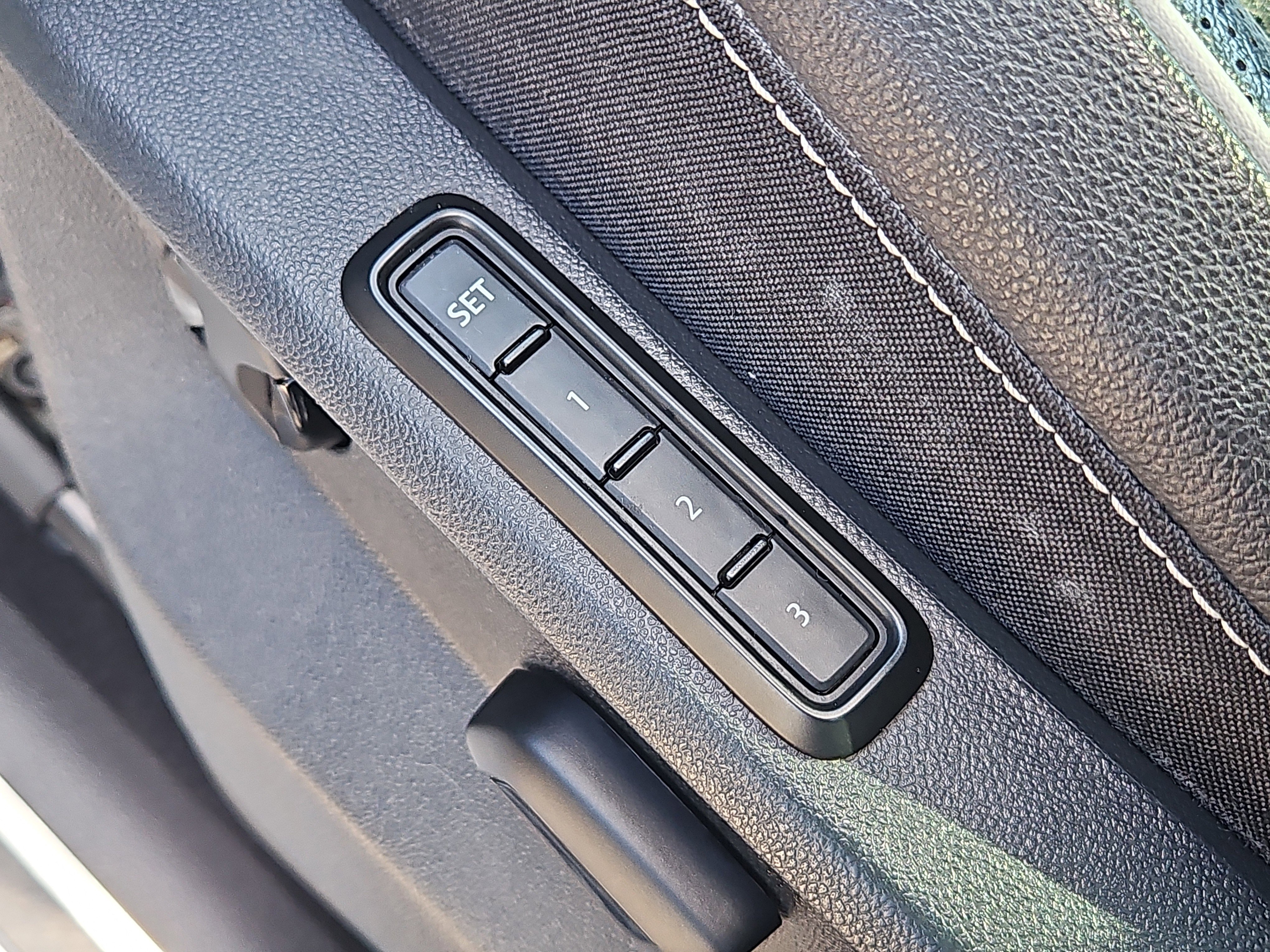 Used 2022 Volkswagen Tiguan SEL R-Line image 15