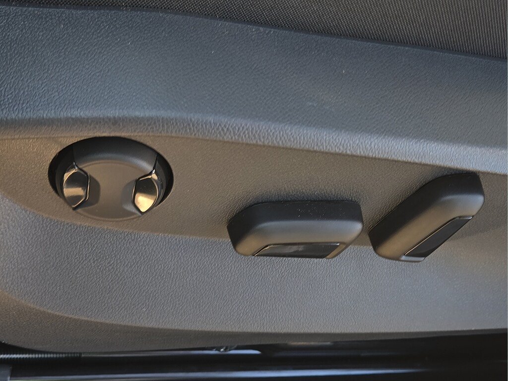 New 2026 Volkswagen Taos SE FWD image 17