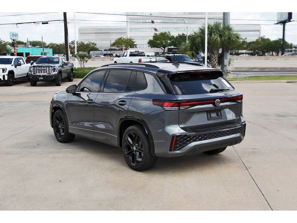 Used 2025 Volkswagen Tiguan SE R-Line image 4