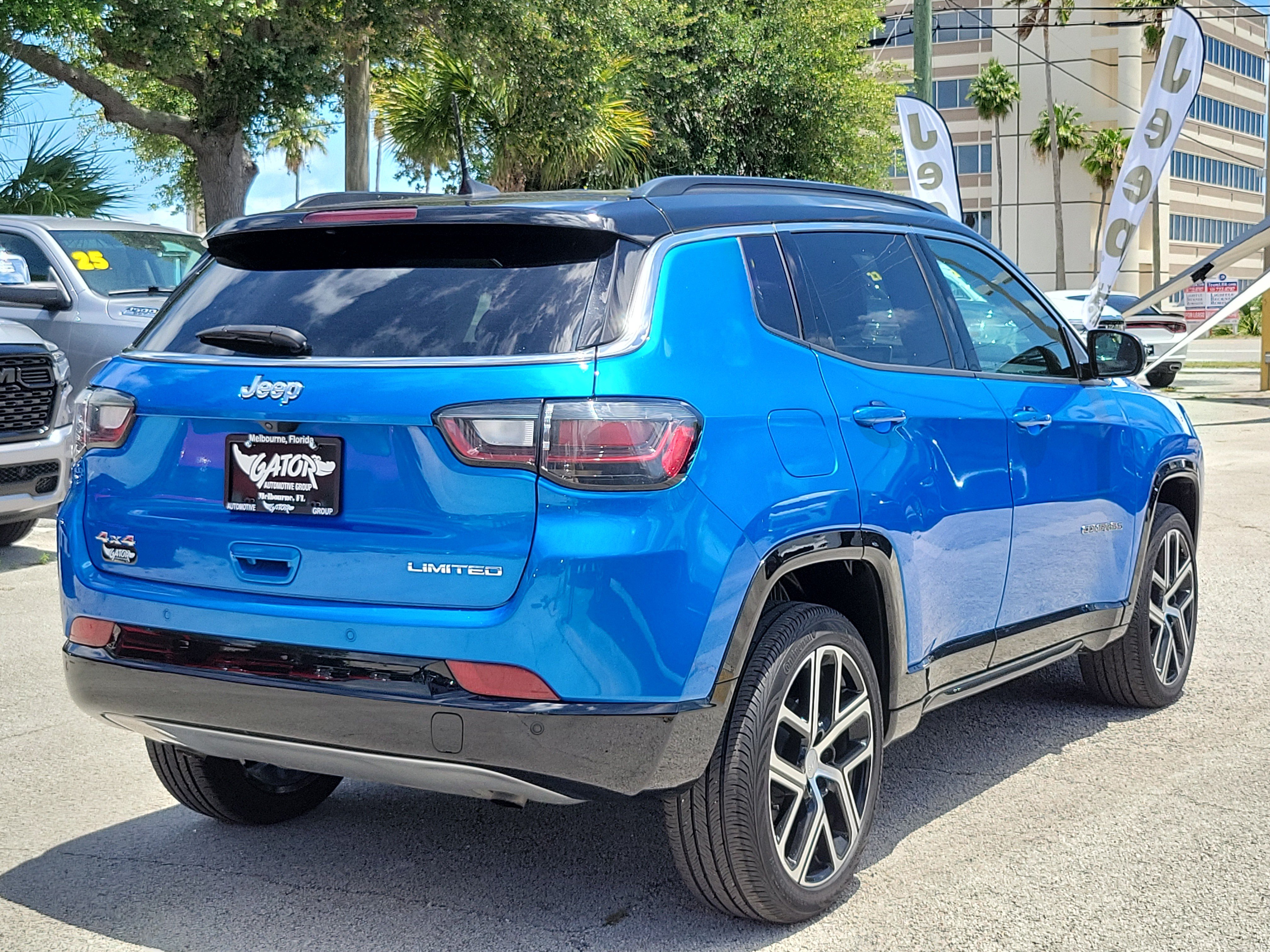 Used 2024 Jeep Compass Limited w/ Elite Group AWD/4WD image 4