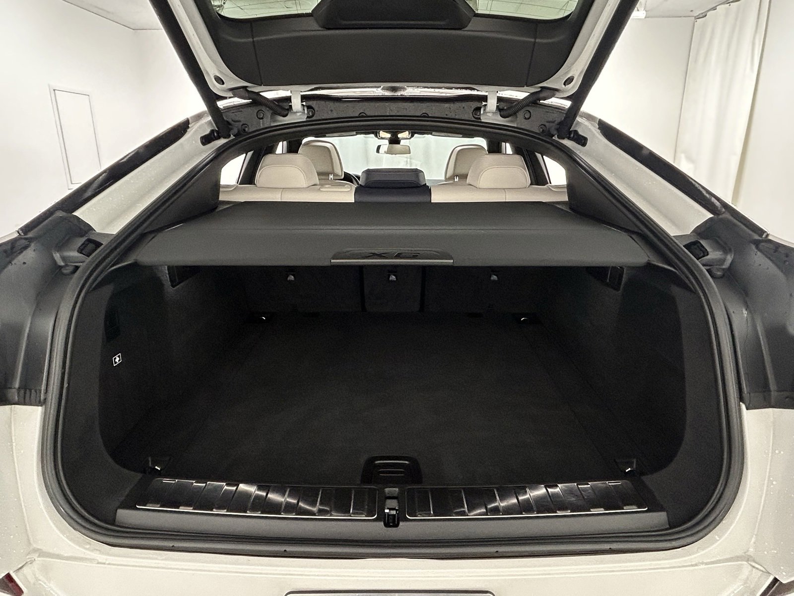 Used 2023 BMW X6 M50i w/ Executive Package image 36