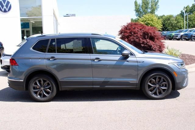 Used 2023 Volkswagen Tiguan SE w/ Panoramic Sunroof Package AWD/4WD image 2