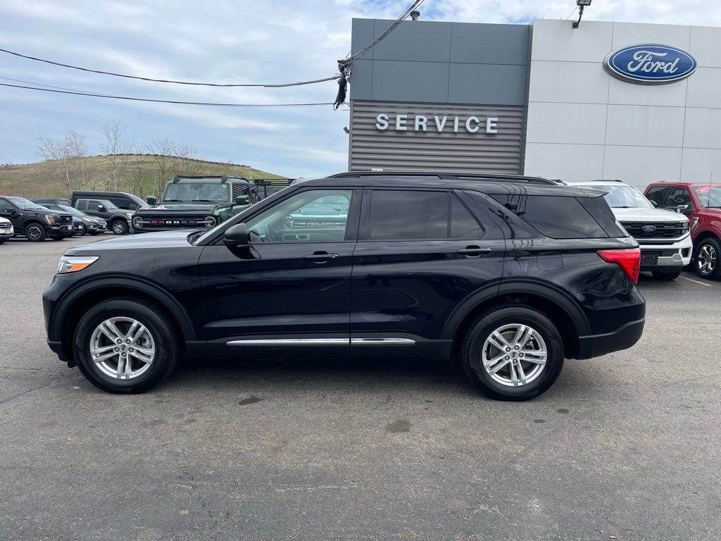 Used 2022 Ford Explorer XLT image 2