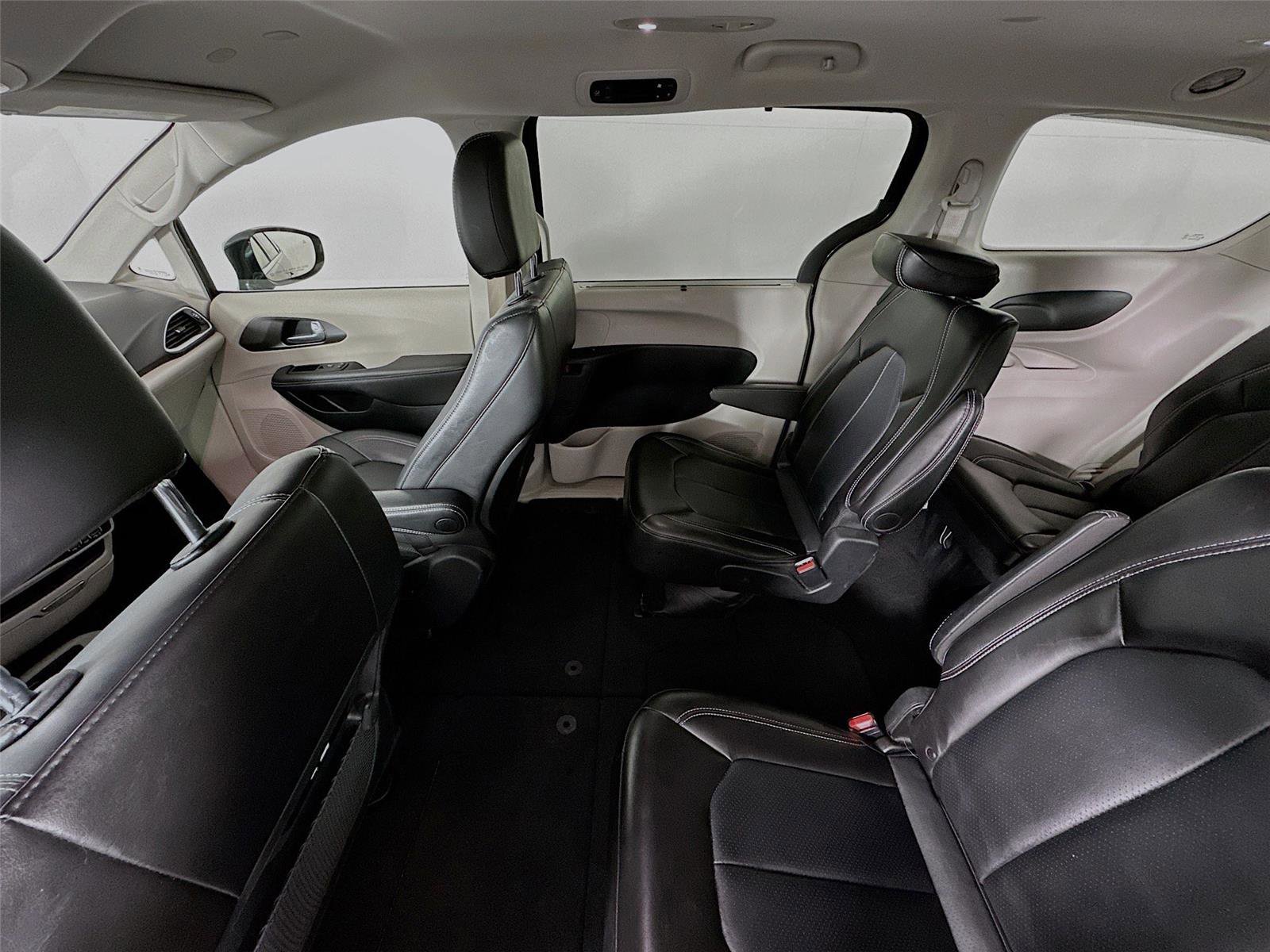 Used 2024 Chrysler Pacifica Touring-L image 11