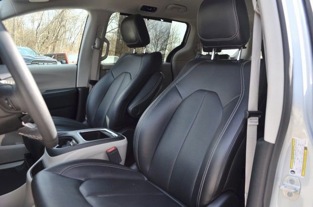 Used 2024 Chrysler Pacifica Touring-L image 18