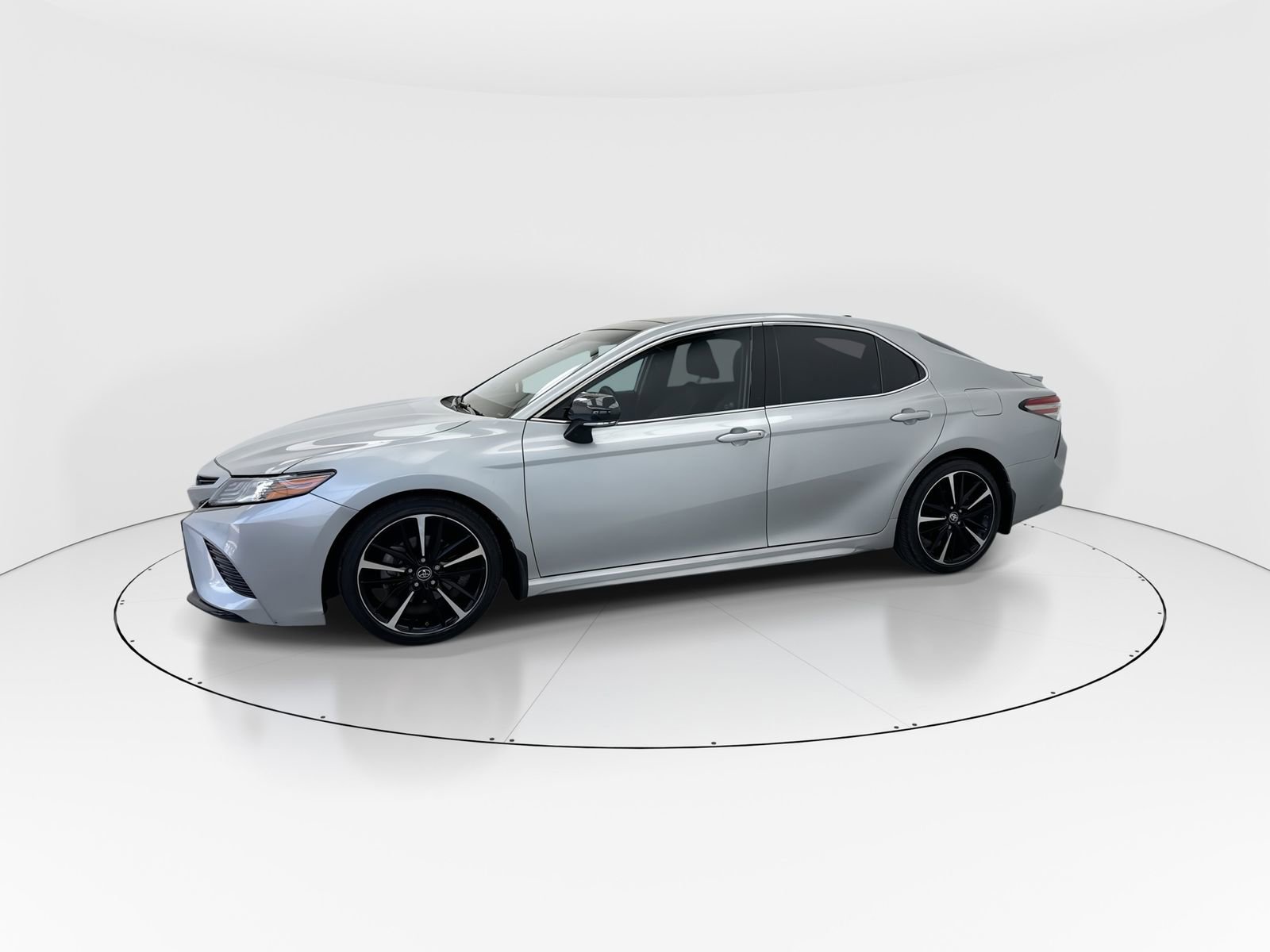 Used 2019 Toyota Camry XSE FWD image 4