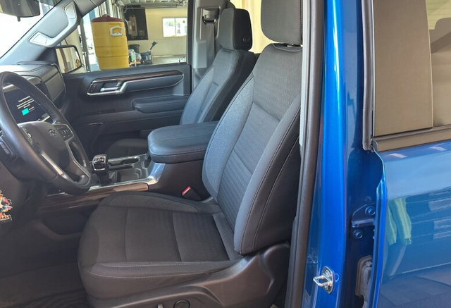 Used 2023 Chevrolet Silverado 1500 LT Trail Boss AWD/4WD image 5