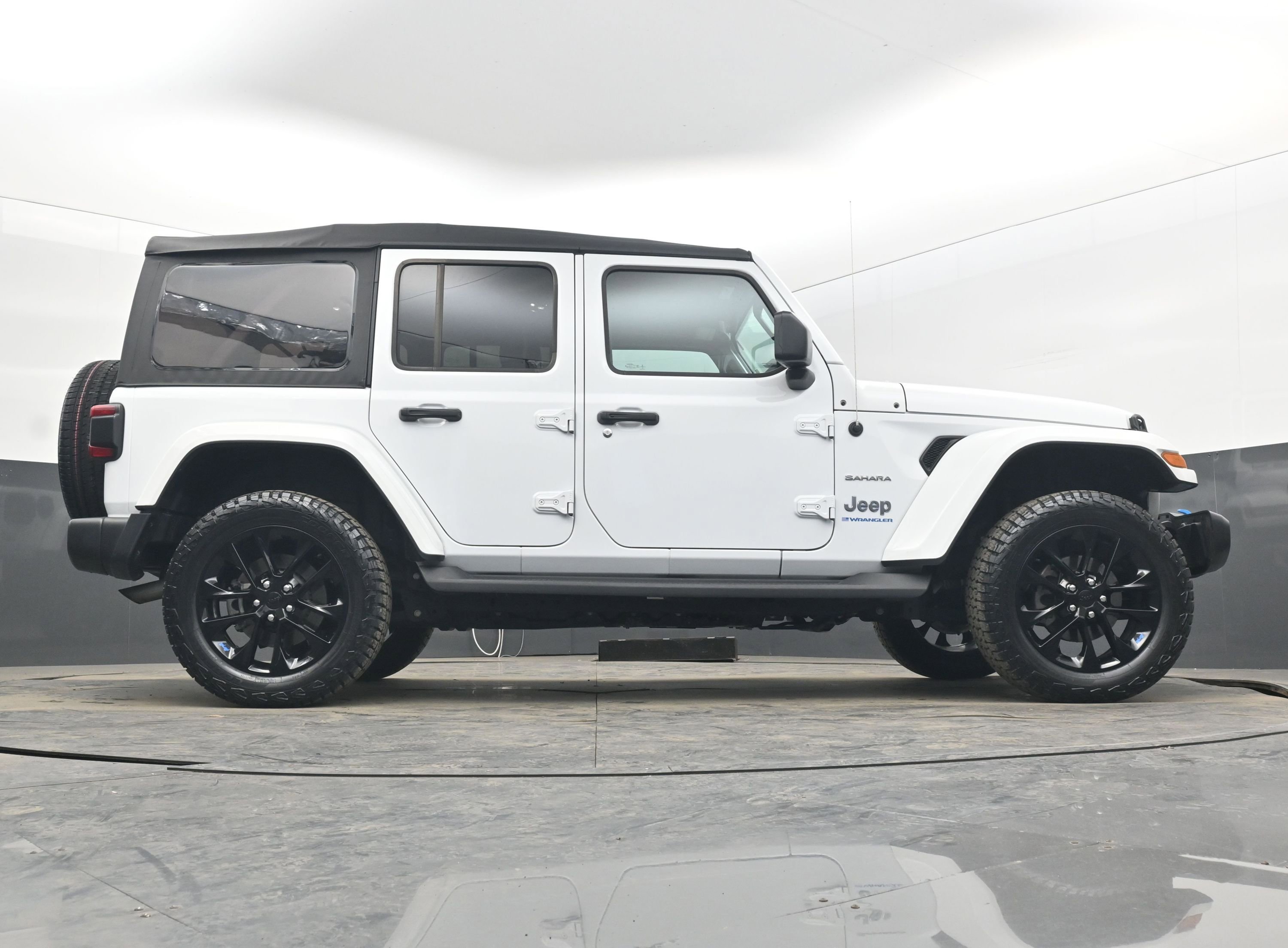 Used 2023 Jeep Wrangler Sahara w/ Cold Weather Group image 30