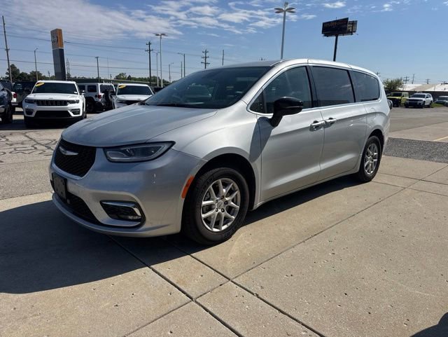 Used 2024 Chrysler Pacifica Touring-L FWD image 2