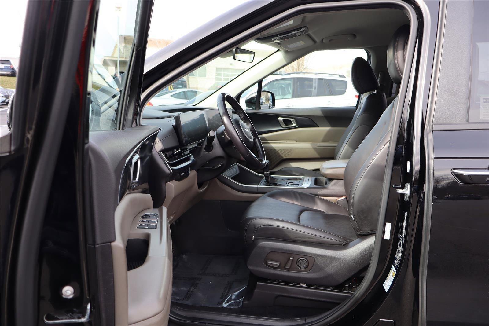 Certified 2025 Kia Carnival image 13