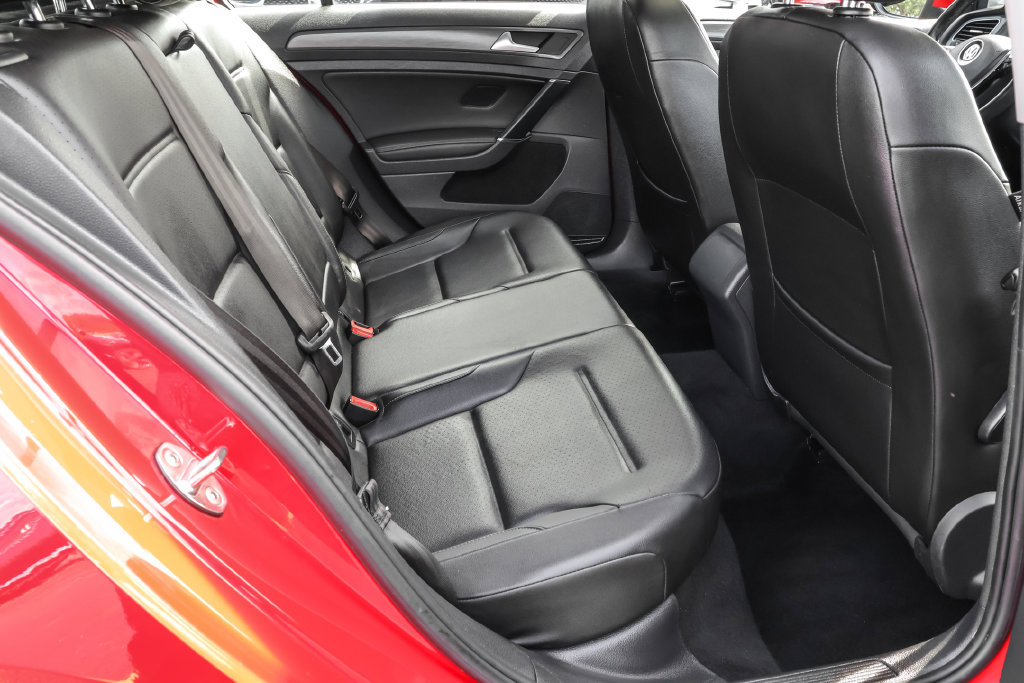 Used 2019 Volkswagen Golf SE w/ Driver Assistance Package FWD image 32
