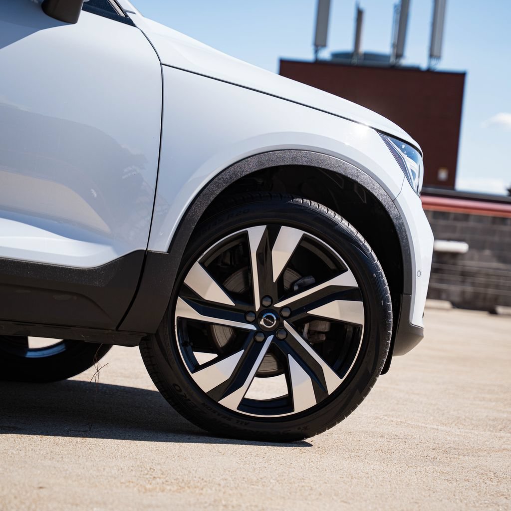 Certified 2024 Volvo XC40 B5 Plus w/ Protection Package Premier AWD/4WD image 7
