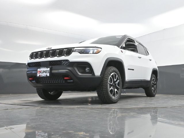 New 2026 Jeep Compass Trailhawk w/ Sun, Sound & Navigation Group AWD/4WD image 42