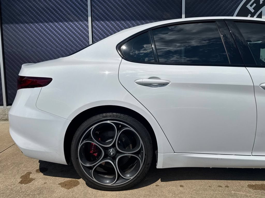 Used 2022 Alfa Romeo Giulia Veloce AWD/4WD image 5