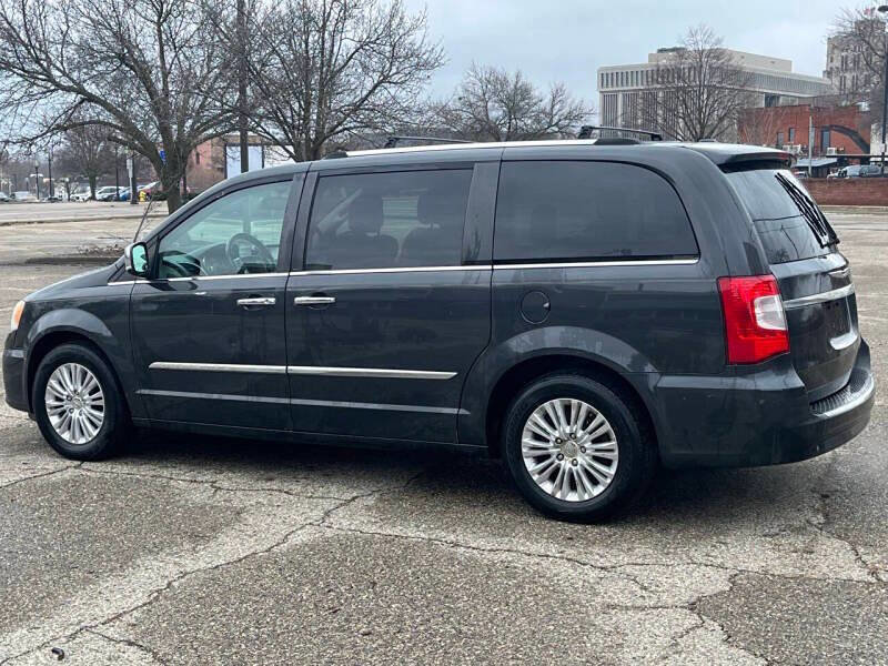 Used 2014 Chrysler Town & Country Touring w/ Driver Convenience Group image 5