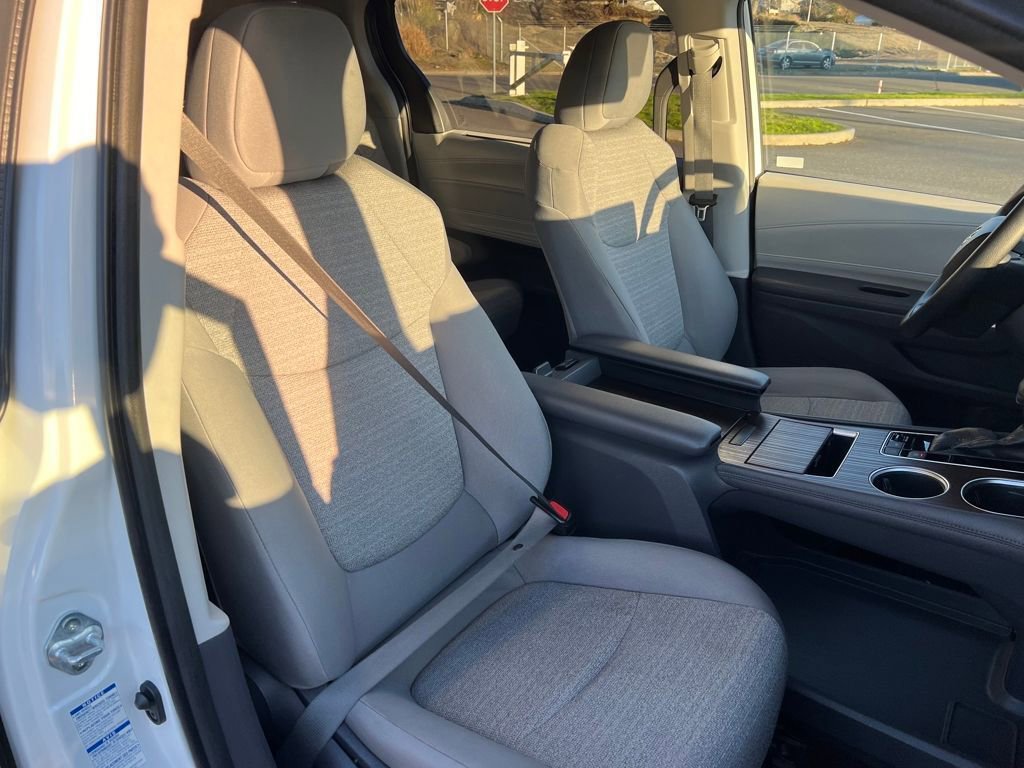 Used 2021 Toyota Sienna LE AWD/4WD image 19