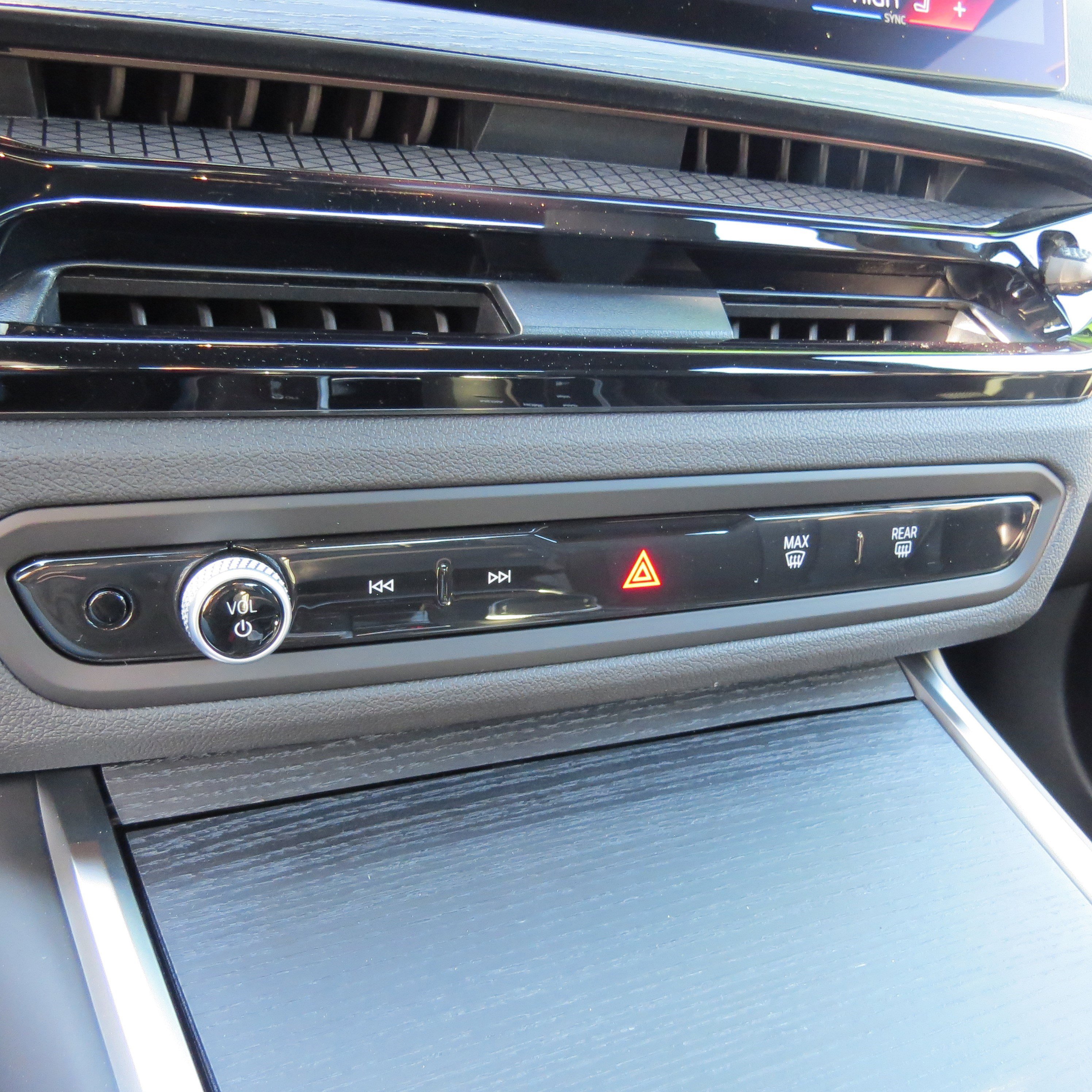 New 2025 BMW 330i xDrive Sedan w/ Convenience Package image 19