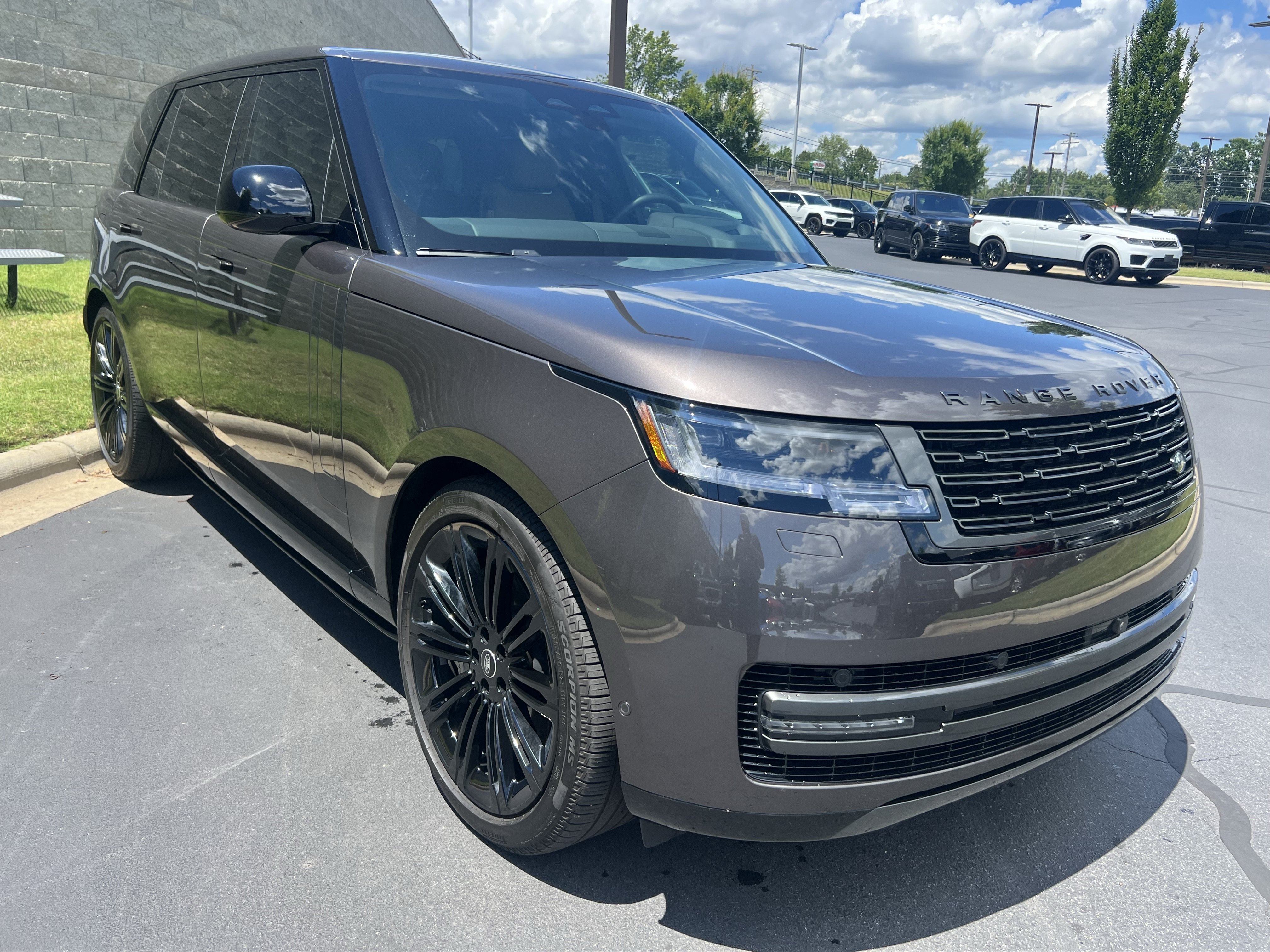 Used 2025 Land Rover Range Rover Long Wheelbase SE AWD/4WD image 9