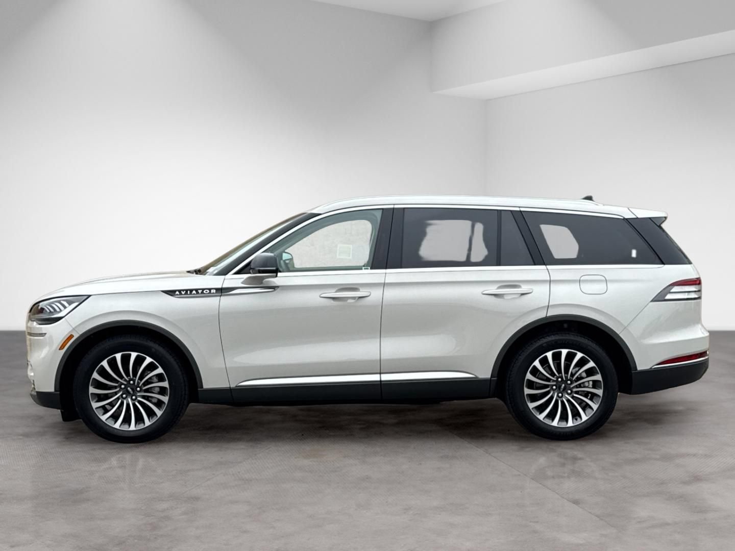 Used 2023 Lincoln Aviator 2WD w/ Premium Package image 3