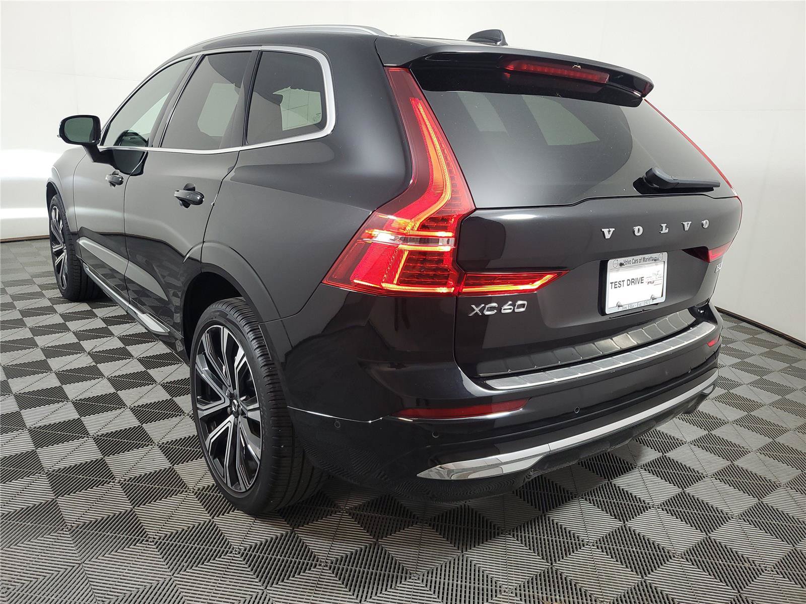 Certified 2023 Volvo XC60 B5 Ultimate w/ Climate Package FWD image 4